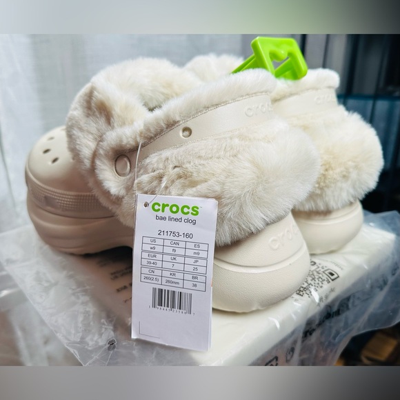 CROCS Women's Off-White Bae Fur-Lined Clogs - Picture 10 of 11